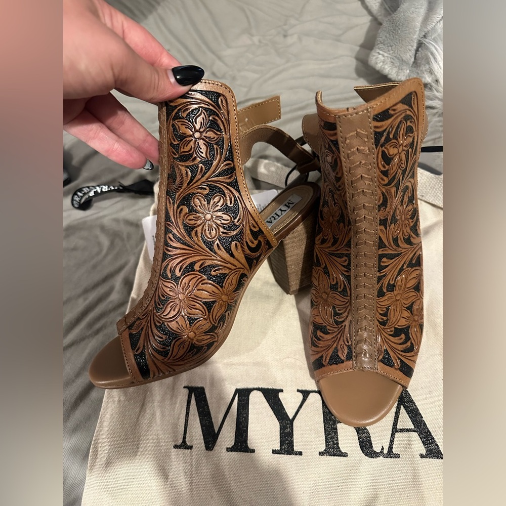 WESTERN LEATHER FLOWER HEELS